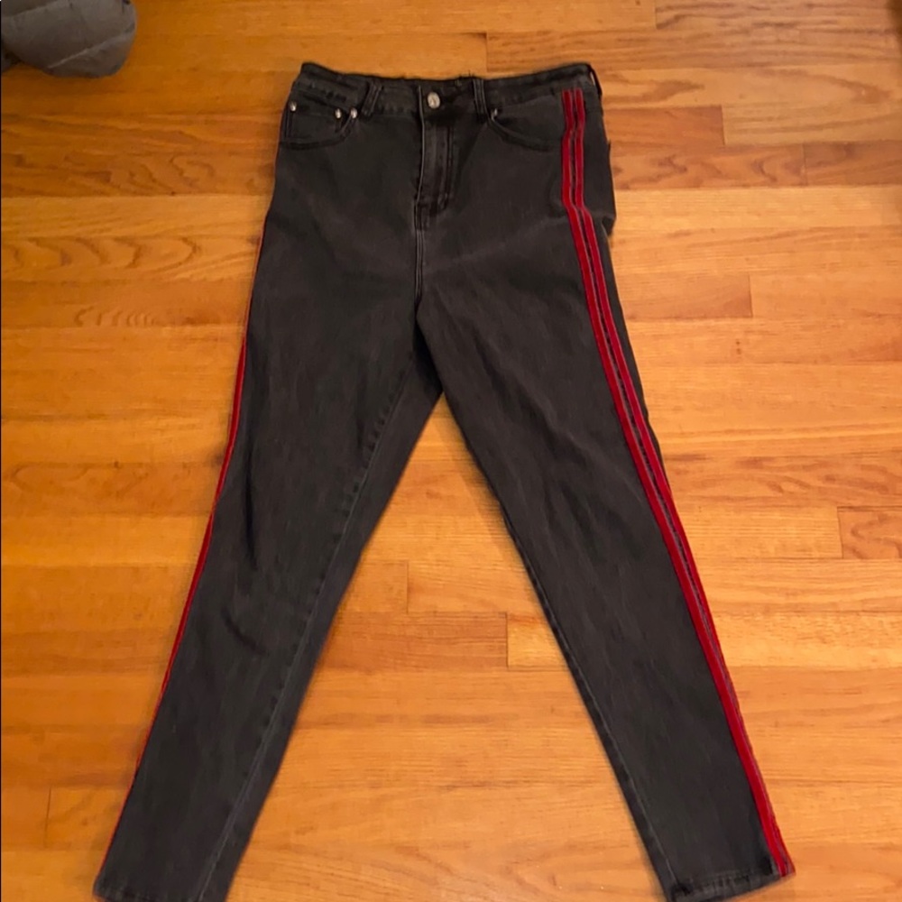 Skinny jeans with red strips
